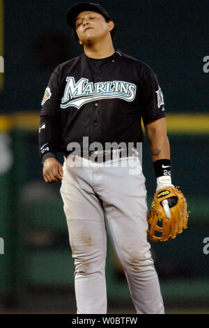 Les Florida Marlins de troisième but Miguel Cabrera réagit après avoir commis son deuxième erreur de jeter le jeu à la quatrième manche sur une balle frappée par le joueur de champ droit ressortissants Washington Austin Kearns le 11 mai 2007 à Stade RFK à Washington. Les ressortissants défait les Marlins 6-0. (UPI Photo/Mark Goldman) Banque D'Images