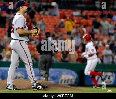Lanceur des Braves d'Atlanta Kyle Davies (26) se dresse sur la butte dans la quatrième manche en tant que ressortissants de Washington de troisième but Ryan Zimmerman (R) les bases des cercles après avoir frappé un home run en solo le 16 mai 2007 au Stade RFK à Washington. (UPI Photo/Mark Goldman) Banque D'Images