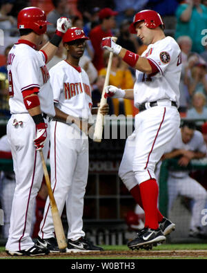 Nationals de Washington de troisième but Ryan Zimmerman (R) est félicité par champ centre Ryan Church (19) après avoir frappé un coup de circuit en solo dans la quatrième manche contre le lanceur des Braves d'Atlanta Kyle Davies le 16 mai 2007 au Stade RFK à Washington. Les ressortissants défait les Braves 6-4. (UPI Photo/Mark Goldman) Banque D'Images