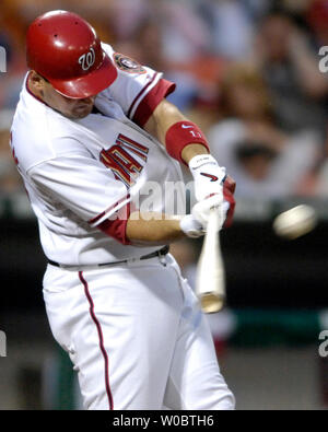 Nationals de Washington de troisième but Ryan Zimmerman frappe un coup de circuit en solo dans la quatrième manche contre le lanceur des Braves d'Atlanta Kyle Davies le 16 mai 2007 au Stade RFK à Washington. Les ressortissants défait les Braves 6-4. (UPI Photo/Mark Goldman) Banque D'Images