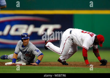 Le voltigeur des Dodgers de Los Angeles, Luis Gonzalez (26) glisse fort dans la deuxième base en tentative d'empêcher les Nationals de Washington shortstop Cristian Guzman (15) de remplir un double jeu dans la deuxième manche sur une balle frappée par catcher Russell Martin le 30 mai 2007, au Stade RFK à Washington. (UPI Photo/Mark Goldman) Banque D'Images