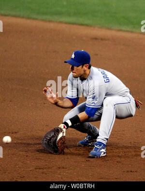 Le joueur de premier but des Dodgers de Los Angeles, Nomar Garciaparra une balle au sol des champs dans la cinquième manche touchée par Washington Nationals champ centre Ryan Church le 30 mai 2007, au Stade RFK à Washington. Les Dodgers défait le tiers 5-0. (UPI Photo/Mark Goldman) Banque D'Images