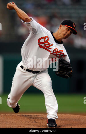 Le lanceur partant des orioles de Baltimore, Jeremy Guthrie emplacements dans la troisième manche contre les Nationals de Washington le 14 juin 2007 à l'Oriole Park at Camden Yards de Baltimore. Guthrie a rayé 5 en sept manches, tout en donnant un gagné exécuter que les nationaux a défait les Orioles 3-1 inter-ligue à jouer. (UPI Photo/Mark Goldman) Banque D'Images