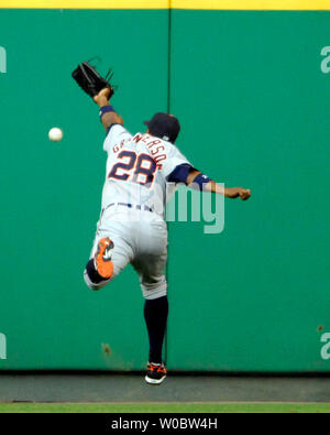 Tigers de Detroit center fielder Curtis Granderson atteint jusqu'mais ne peut pas attraper un double sur la batte, Washington Nationals champ centre Ryan Church dans la deuxième manche le 20 juin 2007 au Stade RFK à Washington. (UPI Photo/Mark Goldman) Banque D'Images