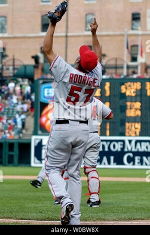 Los Angeles Angels pitcher Francisco Rodriguez soulève ses bras après Baltimore Orioles de troisième but Melvin Mora a été jeté hors de la plaque pour mettre fin au jeu à l'Oriole Park at Camden Yards de Baltimore le 01 juillet 2007. Rodriguez a obtenu son 24e année de l'enregistrer comme Mora a été jeté dehors à la maison par la droite fielder Vladimir Guerrero pour mettre fin au jeu comme les anges défait les Orioles 4-3. (UPI Photo/Mark Goldman) Banque D'Images