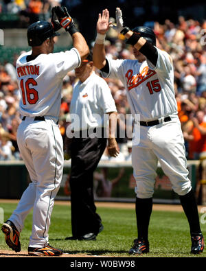Le voltigeur des orioles de Baltimore, Jay Payton (16) est félicité par joueur Kevin Millar (15) après avoir frappé un home run run deux dans la deuxième manche que marqué Millar contre Los Angeles Angels pitcher John Lackey à l'Oriole Park at Camden Yards de Baltimore le 01 juillet 2007. Les Anges défait les Orioles 4-3. (UPI Photo/Mark Goldman) Banque D'Images