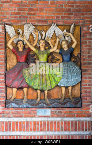 Vue d'une frise en bois coloré par Dagfin Werenskiold intitulé La Swan Maidens (les Valkyries) situé à l'entrée de l'Hôtel de Ville d'Oslo Radhus (), Norvège. Banque D'Images