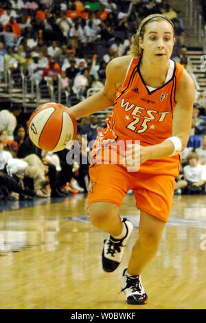 Conférence de l'Ouest tous les Star guard Becky Hammon des San Antonio Silver Stars va au panier dans la deuxième moitié de la Conférence de l'Est contre les All-Stars le 15 juillet 2007 dans le WNBA All-Star Game au Verizon Center à Washington, D.C. La conférence orientale All-Stars défait la Conférence de l'Ouest Toutes les étoiles 103-99. (UPI Photo/ Mark Goldman) Banque D'Images