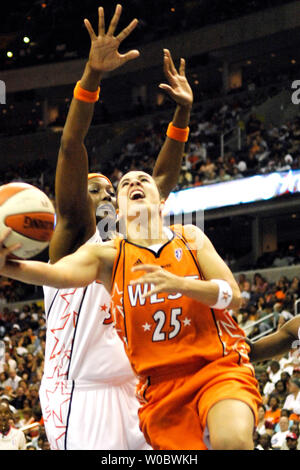 Conférence de l'Ouest tous les Star guard Becky Hammon (25) de la San Antonio Silver Stars durs pour le panier et les scores dans la seconde moitié de la Conférence de l'est l'avant match contre Cheryl Ford (L) de la Detroit Shock le 15 juillet 2007 dans le WNBA All-Star Game au Verizon Center à Washington, D.C. La conférence orientale All-Stars défait la Conférence de l'Ouest Toutes les étoiles 103-99. (UPI Photo/ Mark Goldman) Banque D'Images