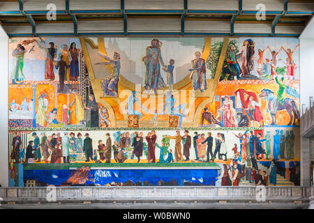 Vue de l'immense tableau d'Henrik Sorensen intitulé Célébration de l'Administration du travail sur le mur sud de la grande salle dans l'Hôtel de Ville d'Oslo (Radhus). Banque D'Images