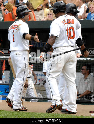 Le deuxième but Des Orioles de Baltimore, Brian Roberts (1) est félicité par frappeur Miguel Tejada (10) après avoir marqué sur une erreur par le deuxième but des Twins de Minnesota Alexi Casilla dans la troisième manche à l'Oriole Park at Camden Yards de Baltimore le 26 août 2007. Les Jumeaux a défait les Orioles 11-3. (UPI Photo/Mark Goldman) Banque D'Images