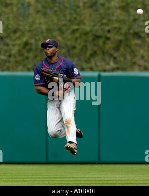 Twins du Minnesota champ centre Torii Hunter fait un crochet et laisse ses pieds de rapidement lancer la balle en arrière de la deuxième base à la troisième manche sur une balle frappée par le joueur de champ droit Des Orioles de Baltimore Orioles Nick Markakis au Park at Camden Yards de Baltimore le 26 août 2007. Les Jumeaux a défait les Orioles 11-3. (UPI Photo/Mark Goldman) Banque D'Images