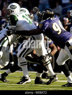 New York Jets quarterback Kellen Clemens (11) est licencié au cours du deuxième trimestre par Baltimore Ravens défensive fin Trevor Pryce (90)Le 16 septembre 2007 à M&T Bank Stadium à Baltimore, Maryland. (UPI Photo/ Mark Goldman) Banque D'Images