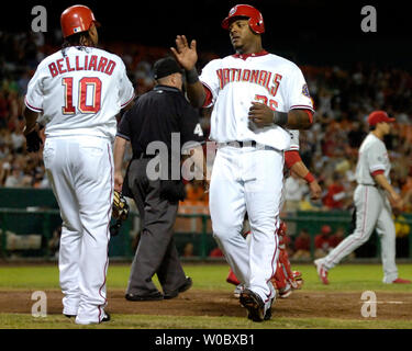 Le voltigeur des Nationals de Washington Wily Mo Pena (26) est félicité par le deuxième but Ronnie Belliard (10) après qu'ils ont obtenu sur une double le voltigeur par Ryan Church dans la deuxième manche contre le lanceur des Phillies de Philadelphie Kyle Lohse le 20 septembre 2007 à Stade RFK à Washington. (UPI Photo/Mark Goldman) Banque D'Images