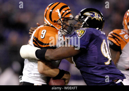 Baltimore Ravens défensive fin Trevor Pryce (90) sacs Cincinnati Bengals quart-arrière Carson Palmer (9) au quatrième trimestre pour une perte de 8 yards le 11 novembre 2007 à M&T Bank Stadium à Baltimore, Maryland. Les Bengals défait les Ravens 21-7. (UPI Photo/ Mark Goldman) Banque D'Images