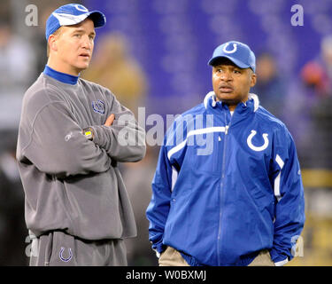 Indianapolis Colts quarterback Peyton Manning (L) parle avec Jim Caldwell, entraîneur adjoint / quarts-arrières (R) avant le match contre les Ravens de Baltimore le 9 décembre 2007 à la M&T Bank Stadium à Baltimore, Maryland. (UPI Photo/ Mark Goldman) Banque D'Images