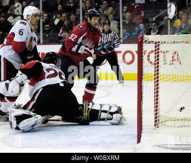 Les Capitals de Washington center Michael Nylander (92 notes) dans la première période contre le gardien des Sénateurs d'Ottawa, Martin Gerber (29) de la République tchèque le 1er janvier 2008 au Verizon Center à Washington, D.C. (UPI Photo/ Mark Goldman) Banque D'Images