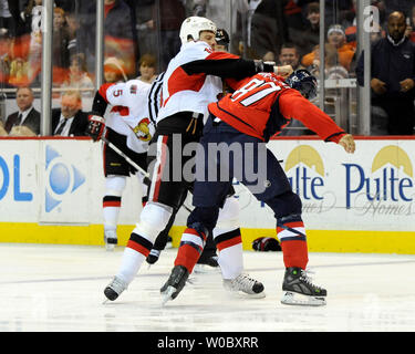 L'aile droite des Sénateurs d'Ottawa Brian McGrattan (L) se bat avec les Capitals de Washington Donald Brashear aile gauche (87) dans la première période du 1er janvier 2008 au Verizon Center à Washington, D.C. (UPI Photo/ Mark Goldman) Banque D'Images