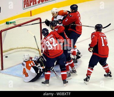 Centre des Flyers de Philadelphie Jim Dowd (C) marque un but en short handed la deuxième période contre les Capitals de Washington Olaf Kolzig et gardien de la défense de Michael Nylander (centre 92), winger Chris Clark (17) et le défenseur Tom Poti (3) le 13 janvier 2008 au Verizon Center à Washington, D.C. Les Flyers défait les capitales 6-4. (UPI Photo/ Mark Goldman) Banque D'Images