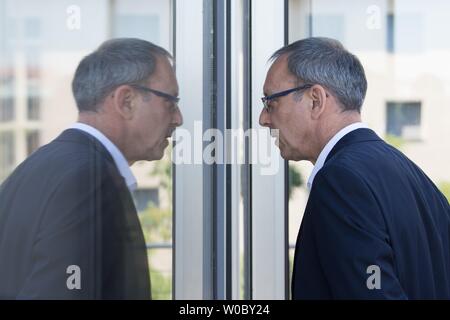 Dresde, Allemagne. 27 Juin, 2019. Jörg Urban, président de l'AfD en Saxe, s'agit d'une conférence de presse de son parti au parlement de l'état de la Saxe et est reflétée dans une sous-fenêtre. Le même jour, l'AfD présente son programme pour les prochaines élections de l'état. Credit : Sebastian Kahnert/dpa/Alamy Live News Banque D'Images