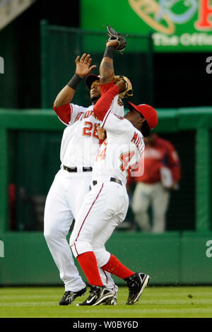 Le voltigeur des Nationals de Washington Wily Mo Pena (26) et champ centre Lastings Milledge (44) collidein la 1ère manche comme Pena attrape un ballon au champ gauche peu profondes le départ de Jimmy Rollins shortstop des Phillies de Philadelphie le 21 mai 2008 au Championnat National Park à Washington. (UPI Photo/Mark Goldman) Banque D'Images