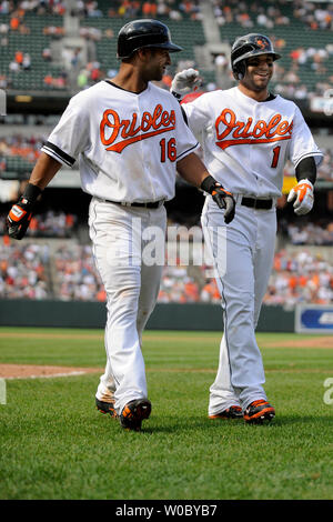 Le deuxième but Des Orioles de Baltimore, Brian Roberts (1) est félicité par Jay fielder gauche Payton (16) après avoir touché un 2-dans la cinquième manche contre les Yankees de New York le 24 août 2008 à Camden Yards de Baltimore (MD), les Yankees défait les Orioles 8-7 pour balayer la série de semaine.(UPI Photo/Mark Goldman) Banque D'Images