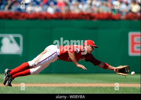 Nationals de Washington de troisième but Ryan Zimmerman (11 plongées) et manque un infield seul le départ de saison 2001 de troisième but Omar Infante dans la troisième manche le 31 août 2008 au Championnat National Park à Washington. Les ressortissants défait les Braves 8-4 pour leurs six victoire consécutive. (UPI Photo/Mark Goldman) Banque D'Images