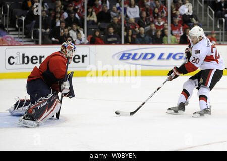 Les Capitals de Washington le gardien Brent Johnson (1) s'arrête un tir de l'aile gauche des Sénateurs d'Ottawa, Antoine Vermette (20) dans la 1ère période le 12 décembre 2008 à Verizon Center à Washington. (UPI Photo/ Mark Goldman) Banque D'Images