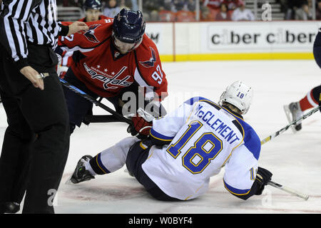 Les Capitals de Washington center Michael Nylander (92) de la Suède frappe des Blues de Saint-Louis center Jay McClement (18) sur la glace après un face à face dans la 1ère période le 18 décembre 2008 à Verizon Center à Washington, D.C. (UPI Photo/ Mark Goldman) Banque D'Images