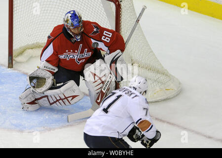 Les Capitals de Washington Jose Theodore gardien (60) fait une sauvegarde sur un tir de Lubomir Visnovsky défenseur des Oilers d'Edmonton (71) de la Slovaquie au cours de la première période, le 13 janvier 2009 au Verizon Center à Washington, D.C. (UPI Photo/ Mark Goldman) Banque D'Images