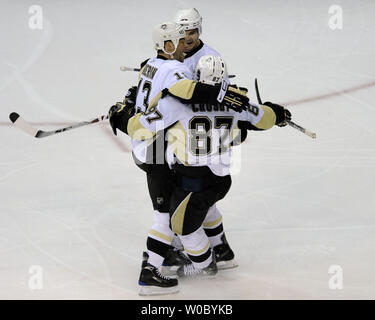 Centre des Penguins de Pittsburgh Sidney Crosby (87) est félicité par l'aile droite Bill Guerin (13) et l'aile gauche Chris Kunitza (R) après avoir marqué un but dans la 1ère période contre les Capitals de Washington au gardien Jose Theodore Verizon Center à Washington le 8 mars 2009. (UPI Photo/ Mark Goldman) Banque D'Images