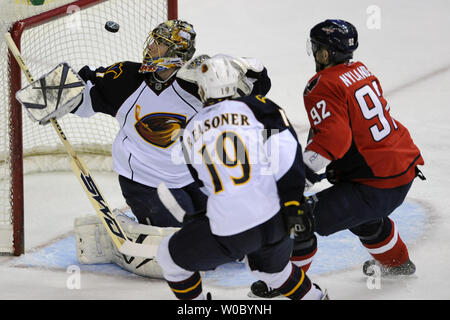 Le gardien Johan Hedberg Byfuglien (1) de la Suède fait une sauvegarde sur un tir de Capitals de Washington center Michael Nylander (92) de la Suède dans la période du 1er au Verizon Center à Washington le 5 avril 2009. (UPI Photo/ Mark Goldman) Banque D'Images