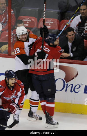 L'aile gauche des Flyers de Philadelphie Scott Hartnell (19) est touché par les Capitals de Washington center Brooks Laich (21) dans la période du 1er au Verizon Center à Washington le 27 octobre 2009. (UPI Photo/ Mark Goldman) Banque D'Images