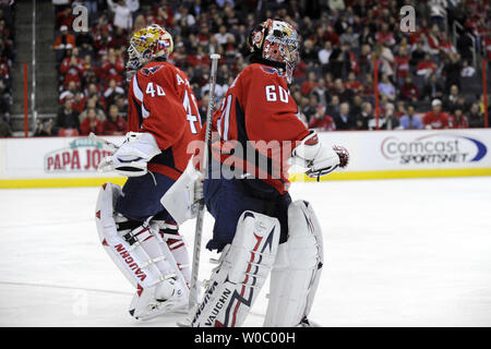 Gardien Semyon Varlamov Capitals de Washington (40) de la Russie remplace le gardien de but José Théodore (60) dans la 1ère période du match contre les Islanders de New York au Verizon Center à Washington le 11 novembre 2009. UPI/ Mark Goldman Banque D'Images