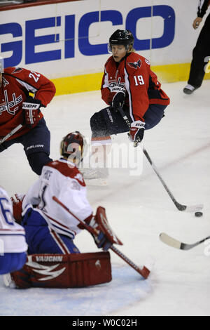 Les Capitals de Washington center Nicklas Backstrom (19) de la Suède a son tir arrêté par le gardien de but des Canadiens de Montréal Carey Price (31) dans la période du 1er au Verizon Center à Washington le 5 janvier 2010. UPI/ Mark Goldman Banque D'Images