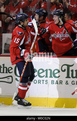 Les Capitals de Washington l'aile droite Boyd Gordon (15) est félicité par ses coéquipiers après avoir marqué un but contre les Sénateurs d'Ottawa dans la période du 1er au Verizon Center à Washington le 7 janvier 2010. UPI/ Mark Goldman Banque D'Images