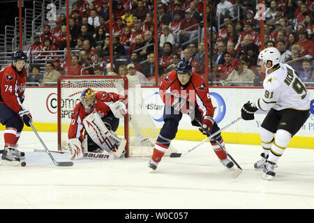 Gardien Semyon Varlamov Capitals de Washington (40) fait une sauvegarde sur un tir de Dallas Stars centre Brad Richards (91) comme le défenseur John Erskine (4) et le défenseur John Carlson (74) viennent dans sur la défense dans le 1er point à la Verizon Center à Washington le 8 mars 2010. UPI/ Mark Goldman Banque D'Images