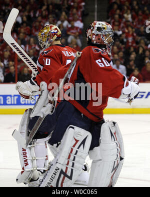 Gardien Semyon Varlamov Capitals de Washington (40) remplace le gardien Jose Theodore (60) dans la 1e période dans le match contre les Flames de Calgary au Verizon Center à Washington le 28 mars 2010. UPI/ Mark Goldman Banque D'Images