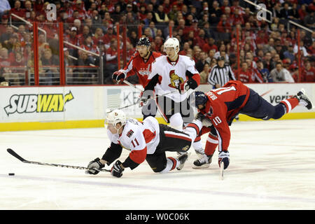 Les Capitals de Washington l'aile droite Matt Bradley (10) est appelé pour une pénalité de déclenchement des Sénateurs d'Ottawa contre l'aile droite Daniel Alfredsson (11) dans la période du 1er au Verizon Center à Washington le 30 mars 2010. UPI/ Mark Goldman Banque D'Images
