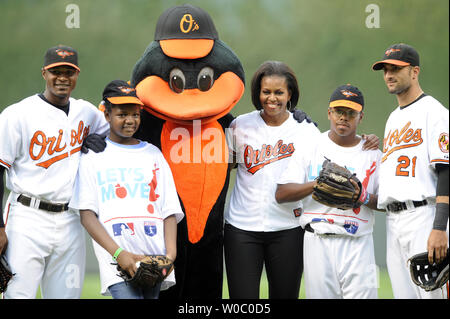 La Première Dame Michelle Obama (C) les peuplements avec Baltimore Orioles champ centre Adam Jones (L), Christina McCray, 10, Jordan Lewis, Serge Thériault, 15 (R) et droit des orioles fielder Nick Markakis (21) avant l'Baltimore Orioles match contre les Rays de Tampa Bay à l'Oriole Park at Camden Yards de Baltimore le 20 juillet 2010. UPI/Mark Goldman Banque D'Images