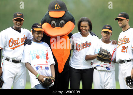 La Première Dame Michelle Obama (C) les peuplements avec Baltimore Orioles champ centre Adam Jones (L), Christina McCray, 10, Jordan Lewis, Serge Thériault, 15 (R) et droit des orioles fielder Nick Markakis (21) avant l'Baltimore Orioles match contre les Rays de Tampa Bay à l'Oriole Park at Camden Yards de Baltimore le 20 juillet 2010. UPI/Mark Goldman Banque D'Images