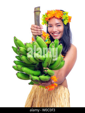 Hawaii Hula danseur porte tas de bananes vertes, isolé sur fond blanc. Les femmes ethniques propose des fruits tropicaux frais. Banque D'Images