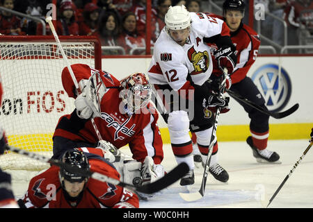 Centre des Sénateurs d'Ottawa Mike Fisher (12) marque contre les Capitals de Washington Michal Neuvirth gardien (30) dans la période du 1er au Verizon Center à Washington le 16 janvier 2011. UPI/ Mark Goldman Banque D'Images