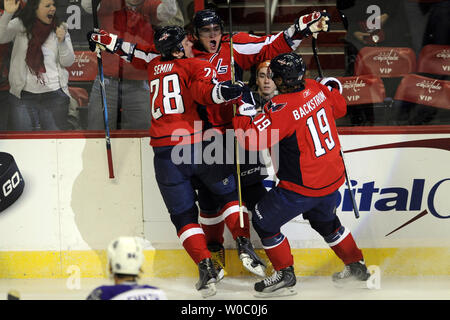 Les Capitals de Washington Alex Ovechkin l'aile gauche (8) est félicité par l'aile gauche Alexander Semin (28) et le centre Nicklas Backstrom (19) après avoir marqué un but contre les Kings de Los Angeles dans la période du 1er au Verizon Center à Washington le 12 février 2011. UPI/ Mark Goldman Banque D'Images