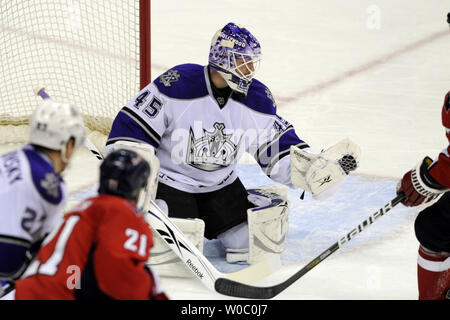Le gardien des Kings de Los Angeles Jonathan Bernier (45) fait une sauvegarde contre les Capitals de Washington dans la période du 1er au Verizon Center à Washington le 12 février 2011. UPI/ Mark Goldman Banque D'Images