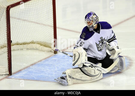 Le gardien des Kings de Los Angeles Jonathan Bernier (45) donne un but contre les Capitals de Washington dans la période du 1er au Verizon Center à Washington le 12 février 2011. UPI/ Mark Goldman Banque D'Images