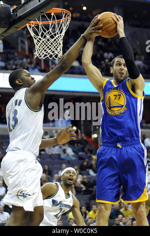 Golden State Warriors petit ailier Vladimir Radmanovic (77) abat un rebond au 2ème trimestre contre Washington Wizards de l'avant Kevin Seraphin (13) au Verizon Center à Washington, D.C. le 2 mars 2011. UPI / Mark Goldman Banque D'Images