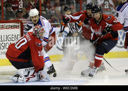Les Capitals de Washington (30 gardien Michal Neuvirth) fait une sauvegarde sur un tir de New York Rangers Brian Boyle (22) au cours de la troisième période à la Verizon Center à Washington le 15 avril 2011 dans le deuxième match de séries éliminatoires de la Conférence de l'Est. Les Capitals de Washington a battu les Rangers de New York 2-0. UPI/ Mark Goldman Banque D'Images