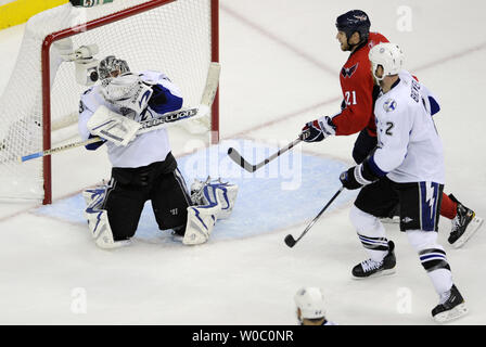 Le Lightning de Tampa Bay le gardien Dwayne Roloson (35) fait une sauvegarde sur tourné par les Capitals de Washington center Brooks Laich (21) dans la troisième période à la Verizon Center à Washington le 29 avril 2011, lors du premier match de la demi-finale de conférence de l'Est de la LNH. Le Lightning de Tampa Bay a vaincu les Capitals de Washington 4-2. UPI/ Mark Goldman Banque D'Images
