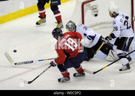 Le Lightning de Tampa Bay le gardien Dwayne Roloson (35) fait une sauvegarde sur un tir de centre Nicklas Backstrom Les Capitals de Washington (19) dans la troisième période à la Verizon Center à Washington le 29 avril 2011, lors du premier match de la demi-finale de conférence de l'Est de la LNH. Le Lightning de Tampa Bay a vaincu les Capitals de Washington 4-2. UPI/ Mark Goldman Banque D'Images